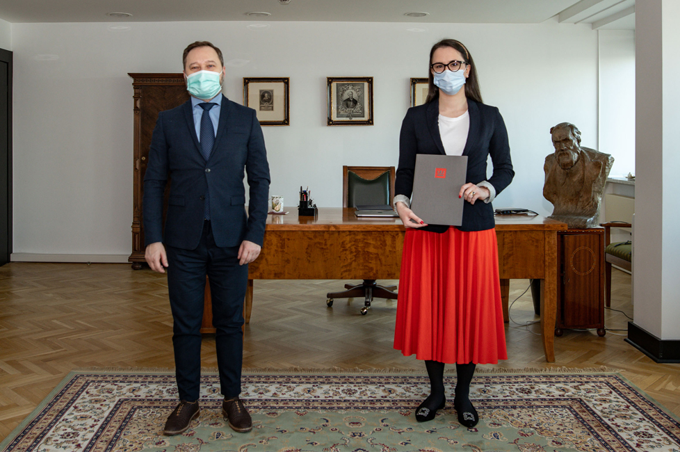 Dyrektor Biblioteki Narodowej dr Tomasz Makowski z Julią Konopką-Żołnierczuk po wręczeniu nominacji na stanowisko zastępczyni dyrektora BN