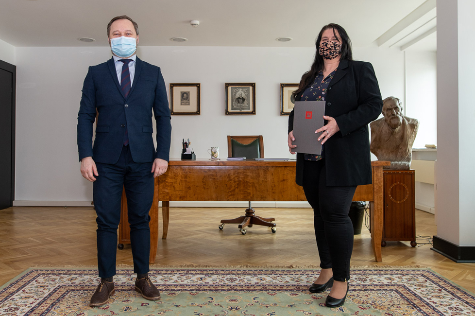 Dyrektor Biblioteki Narodowej dr Tomasz Makowski z nową kierownik Biura Spraw Pracowniczych Agnieszką Grzybowską