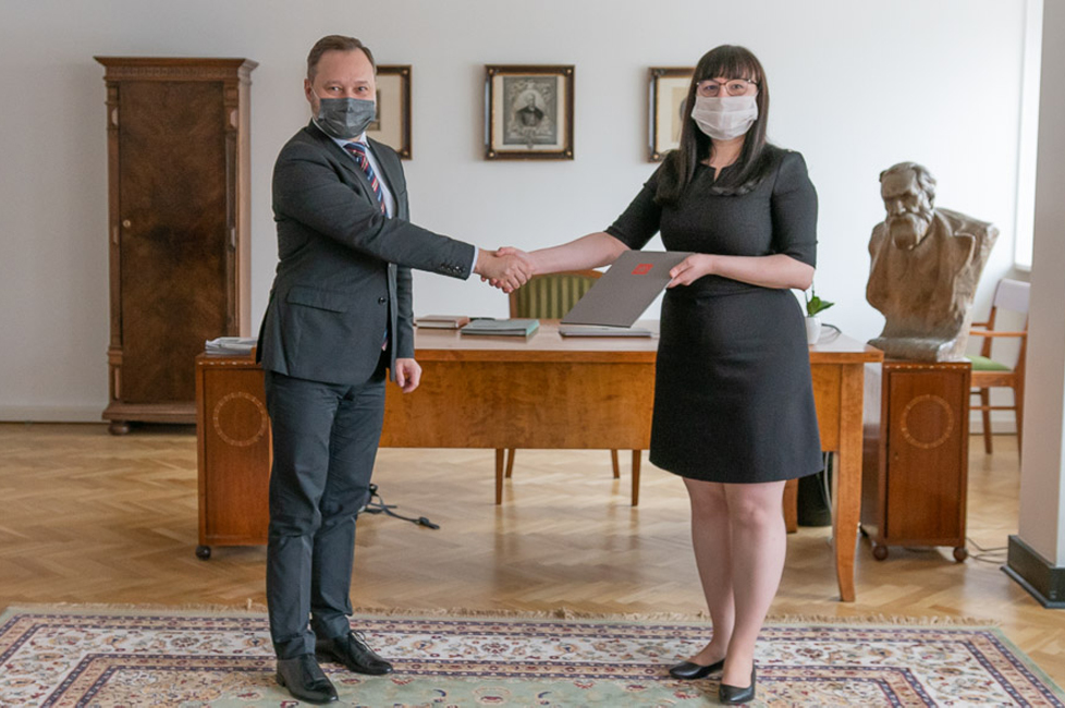Dyrektor Biblioteki Narodowej wręcza nominację Barbarze Marii Morawiec, nowej kierownik Redakcji Serwisów Internetowych BN