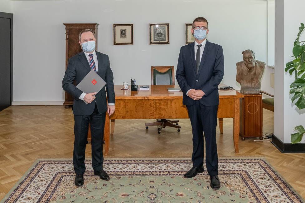 Dyrektor Biblioteki Narodowej dr Tomasz Makowski z dr. Pawłem Leleniem, nowym kierownikiem Zakładu Katalogowania Dziedzinowego