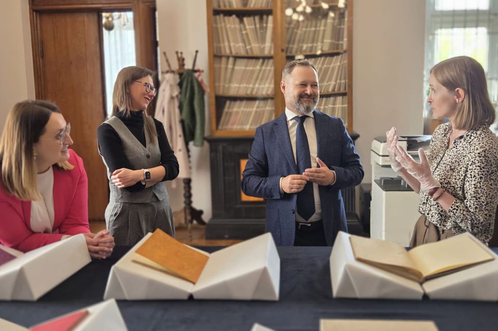 Dyrektor Biblioteki Narodowej na wystawie Otoczone troską. Dziewięć odsłon kórnickiego dziedzictwa