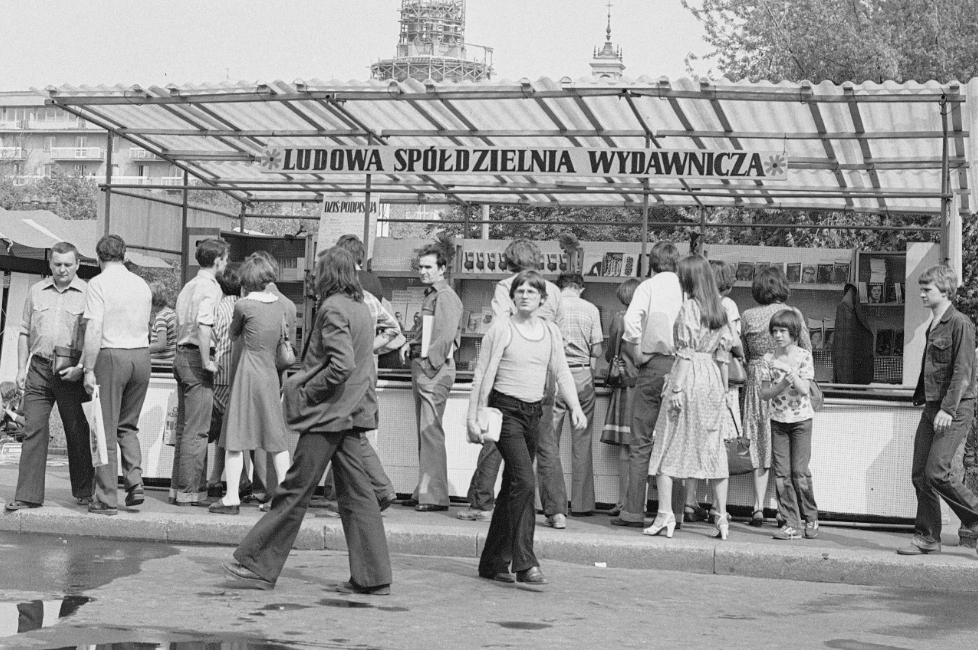 Omówienie książki Pawła Zajasa o&nbsp;polityce wydawniczej i&nbsp;targach książki w&nbsp;Europie Środkowo-Wschodniej po 1945 roku