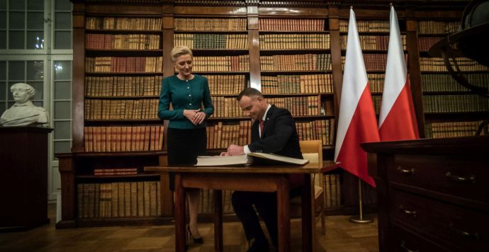 Powiększ obraz: Prezydent Andrzej Duda wraz z małżonką w Bibliotece Narodowej
