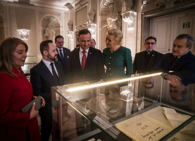 Para prezydencka podziwia zbiory Biblioteki Narodowej