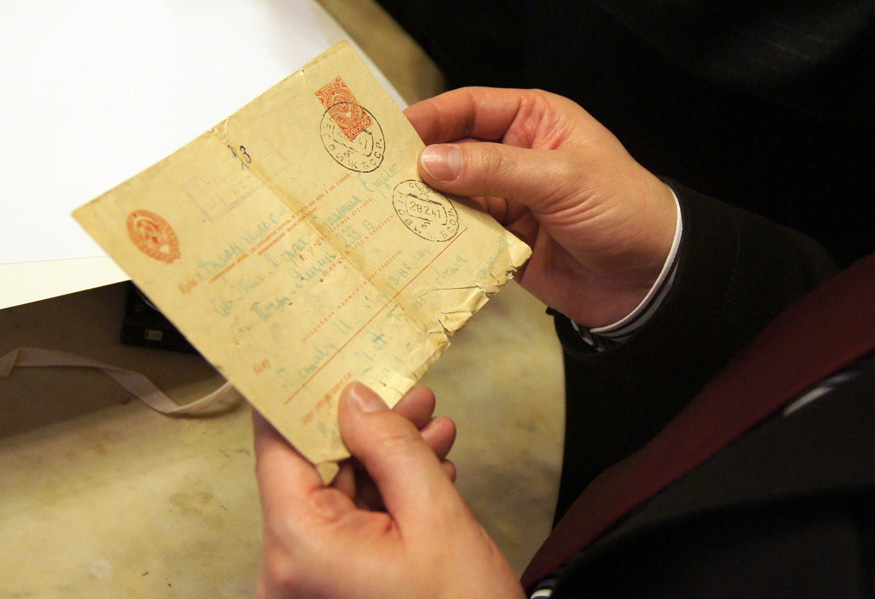 Koperta listu z 28 lutego 1941 r. Ireny Broniatowskiej do Pisarza przebywającego w łagrze w Jercewie. Z Archiwum Gustawa Herlinga-Grudzińskiego