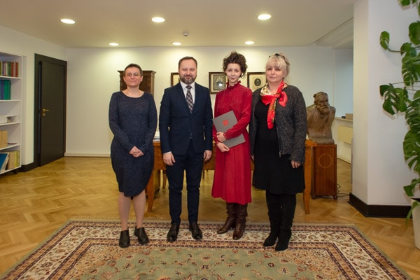 Dyrektor Biblioteki Narodowej dr Tomasz Makowski oraz zastępca dyrektora BN dr Monika Mitera wraz z Paulą Betscher, nową kierownik i Mariolą Nałęcz, poprzednią kierownik
