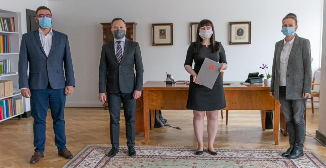 Stoją od lewej: Dominik Cieszkowski zastępca dyrektora BN, dr Tomasz Makowski dyrektor Biblioteki Narodowej, Barbara Maria Morawiec nowa kierownik Redakcji Serwisów Internetowych BN, Liliana Skoczylas kierownik Biura Komunikacji i Promocji BN.