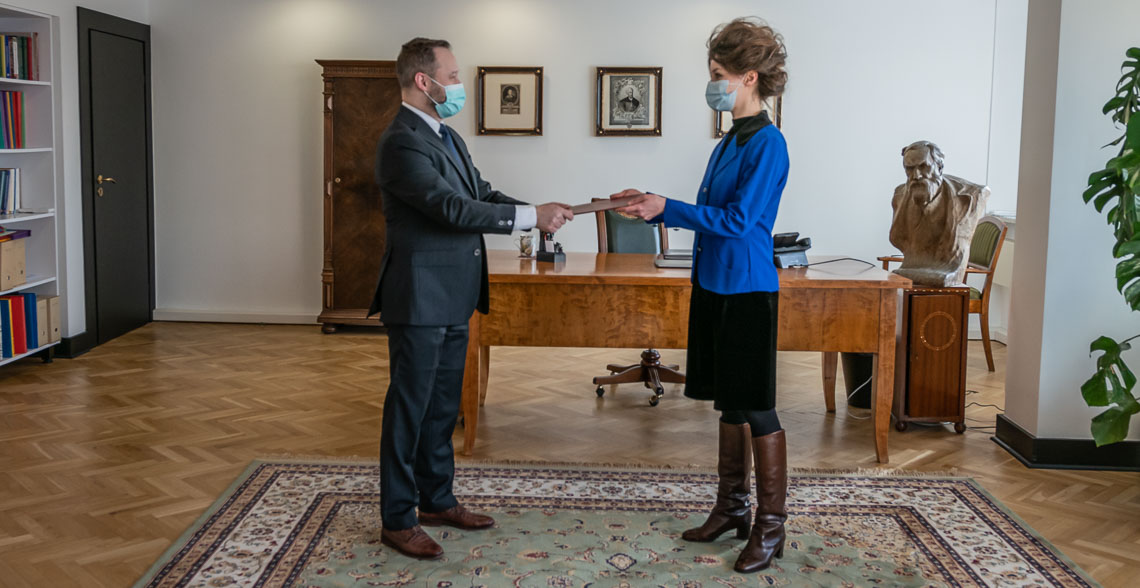 Paula Betscher przyjmuje nominację z rąk dr. Tomasza Makowskiego dyrektora Biblioteki Narodowej.