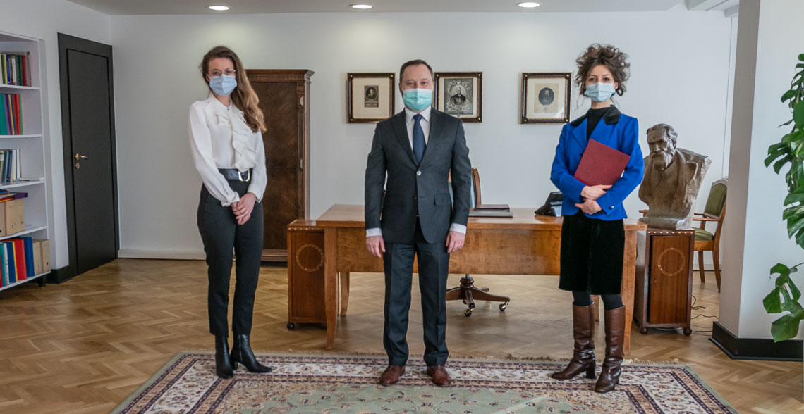 Dyrektor Biblioteki Narodowej dr Tomasz Makowski z ustępującą kierownik Martą Wojciechowską i przejmującą funkcję Paulą Betscher